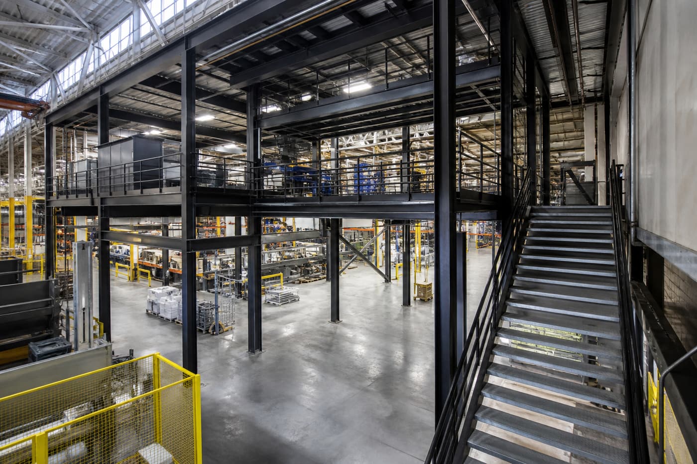 Mezzanine y estructuras metálicas en nave industrial